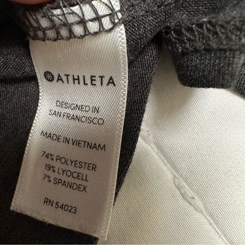 Athleta Essence Twist Tee Top Size M Heather Gray Short Sleeve
Sleeves Size M - Picture 7 of 10